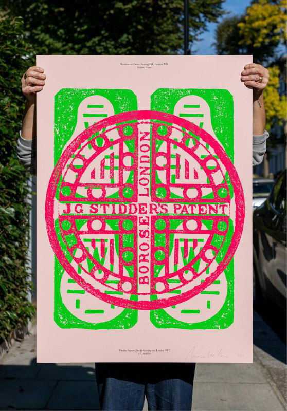 Плакат с розово-зелёной композицией и круглым центральным медальоном: графический рисунок, ссылающийся на исторические лючки улиц Лондона.