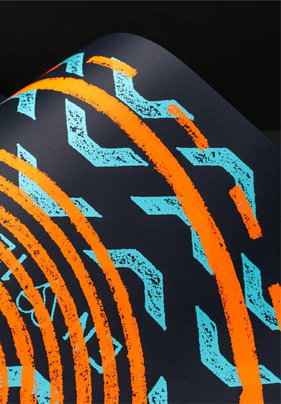 Макрофотография края плаката: видна фактура бумаги, рельеф краски и узор кругов-спиралей, характерный для серии Overlooked 2.0.