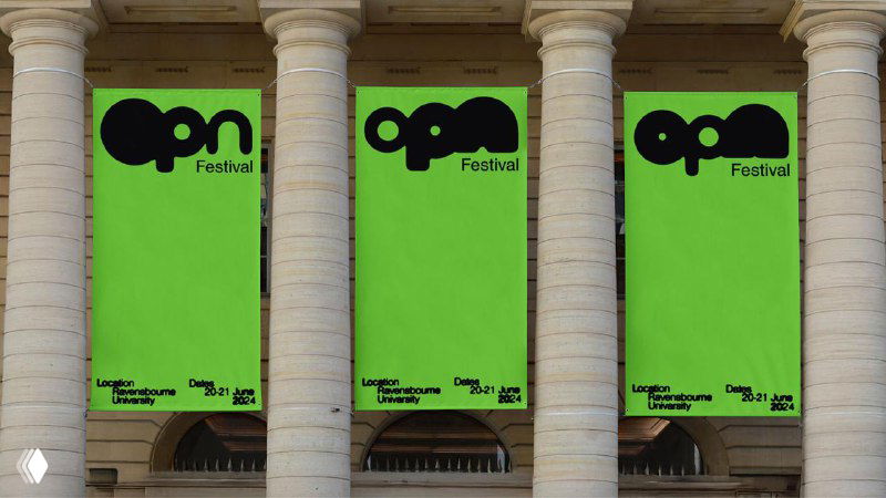 Большие вертикальные постеры OPN зелёного цвета, размещённые между колоннами здания — пример наружной рекламы и масштабного применения фирменных плакатов.