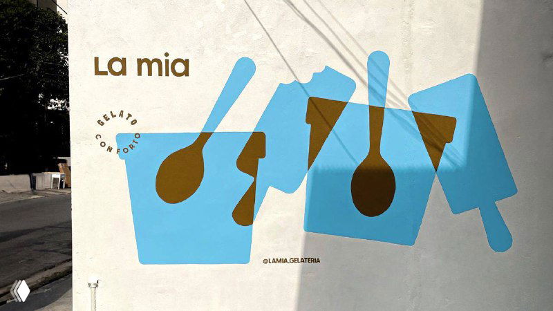 Настенная графика La Mia: синие силуэтные иллюстрации стаканчиков и ложек на светлом фоне, пример лаконичной визуальной системы бренда.