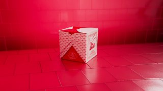 Минималистичная упаковка на розовом фоне: ещё один визуальный образ из серии материалов, добавляющий цветовой контраст к айдентике.