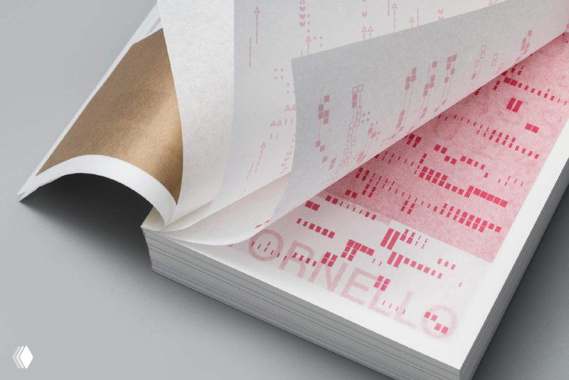 Разворот каталога «Ritornello»: полупрозрачные страницы с розовыми нотными элементами, эффект наложения слоёв и нейтральный студийный фон
