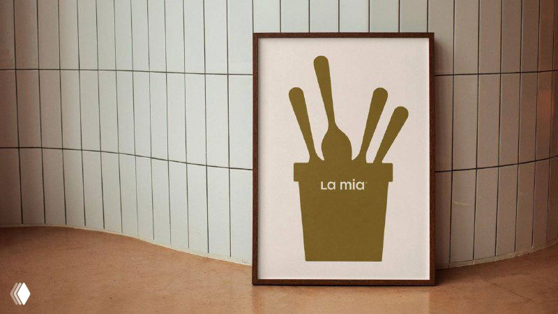 Постер в интерьере с силуэтным изображением стаканчика и ложек: композиция и цветовые акценты в фирменном стиле La Mia.