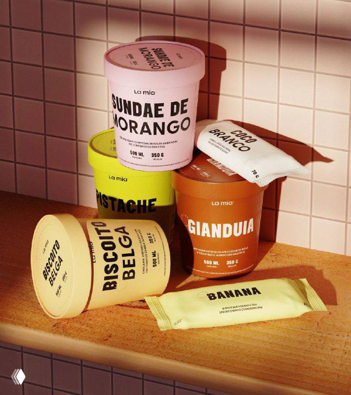 Стек баночек и порционной упаковки La Mia на деревянной поверхности: разноцветные стаканчики, стикеры вкусов и фирменная типографика.