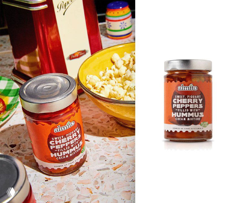 Коллаж: слева банка Almito с попкорном в интерьерной сцене, справа товарная съёмка банки на белом фоне — форма и этикетка.