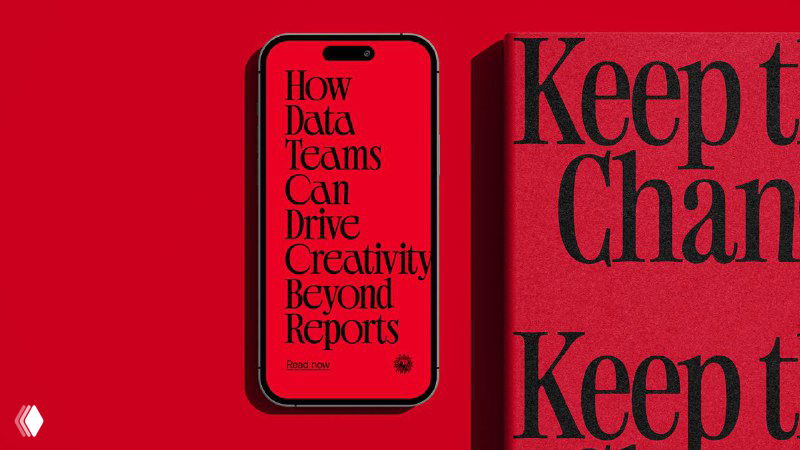 Макет с книгой и смартфоном на красном фоне: демонстрация печатной и цифровой реализации кастомной типографики Publicis.