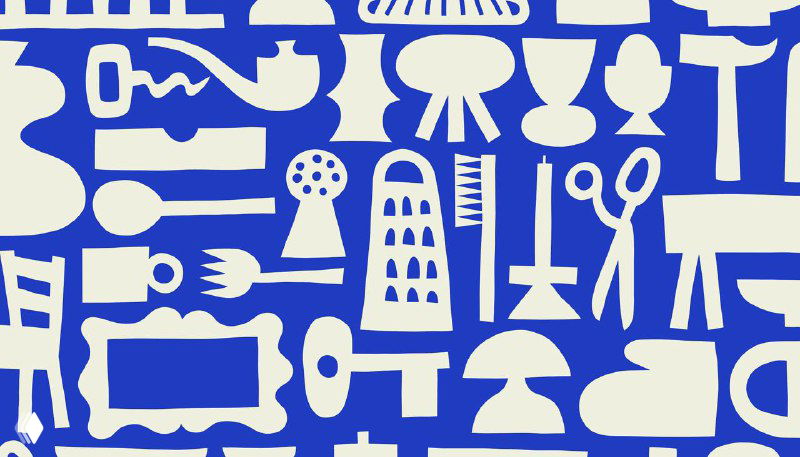 Декоративный паттерн белых силуэтов кухонной утвари на насыщенном синем фоне — графический мотив из системы оформления упаковки.