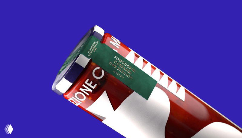 Наклонённая банка Casa Marrazzo 1934 крупным планом; видно геометрическую иллюстрацию, зелёную бирку и контрастный синий фон.