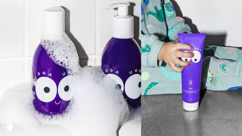 Два флакона Uoga Uoga в пене и кадры с ребенком, держащим тюбик — сцена купания с продуктами, оформленными в виде персонажей.