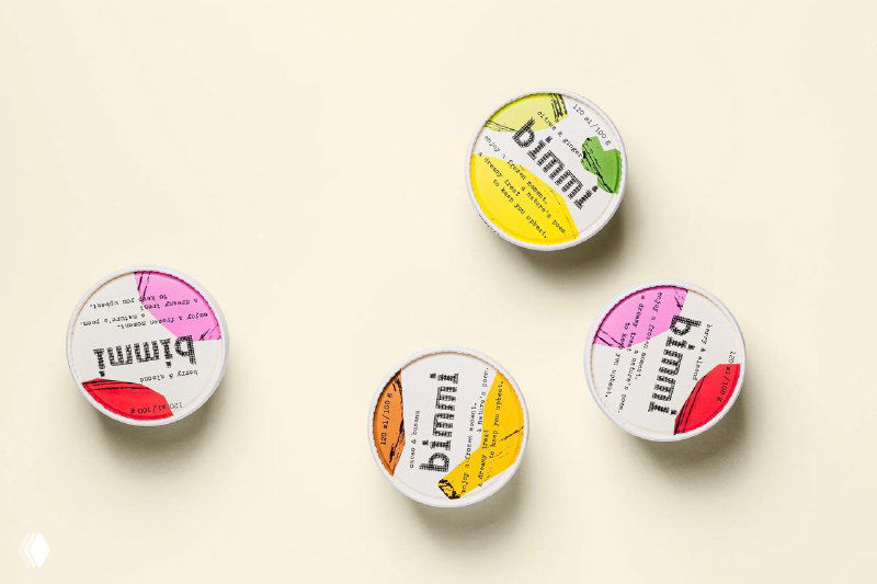 Четыре круглых стаканчика Bimmi на бледном фоне, разные крышки и цветовые решения, вид сверху демонстрирует серию оформления и единство визуального языка бренда.