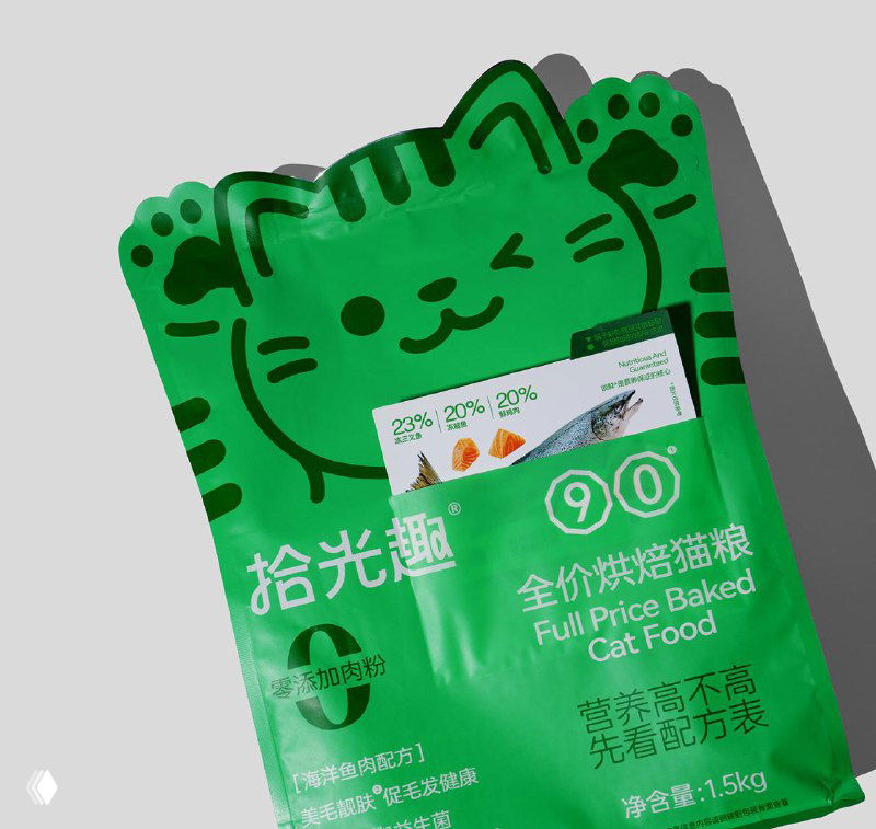 Крупный план зелёного пакета в форме кота с открытым карманом этикеткой и видимыми иллюстрациями ингредиентов