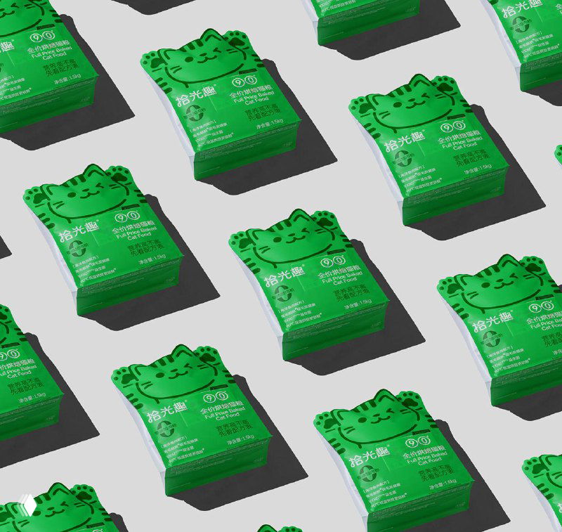 Множественные одинаковые пакеты корма в форме кота, разложены по сетке на светлом фоне, тени от объектов подчёркивают форму