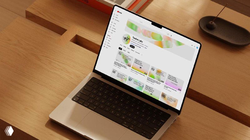 Ноутбук на столе с открытой страницей проекта и обложкой в фирменных градиентах — демонстрация онлайн‑презентации айдентики и её применения.