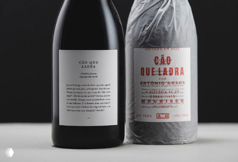 Три бутылки Antonio Braga: одна в полупрозрачной шёлковой бумаге, две с видимыми белой и текстовой этикетками в книжном стиле.