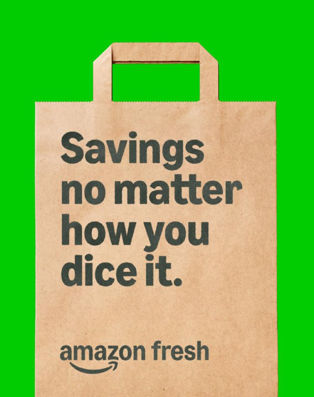Бумажный пакет с надписью «Savings no matter how you dice it» и логотипом Amazon Fresh на зелёном фоне — пример акцента на продуктовых линейках бренда.