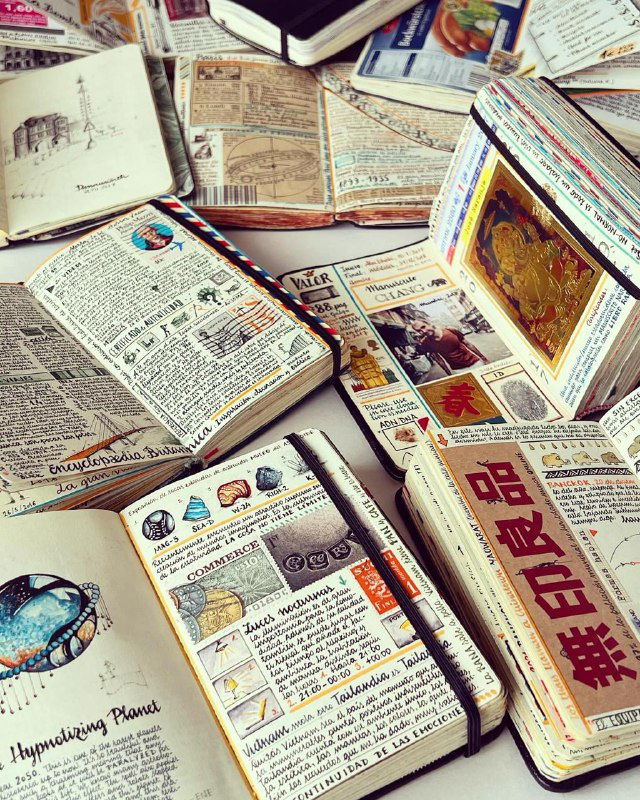 Несколько закрытых и открытых тревел-скетчбуков, разложенных вместе; видны надписи на разных языках, штампы и аккуратная верстка страниц как у исследовательского журнала.