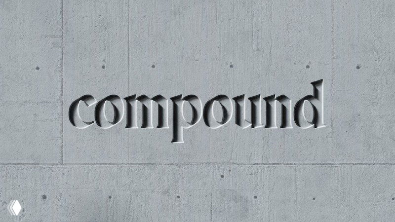 Каменная фасадная вывеска с логотипом Compound в стилизованной готической гарнитуре; тиснение и игра света подчёркивают глубину знака.