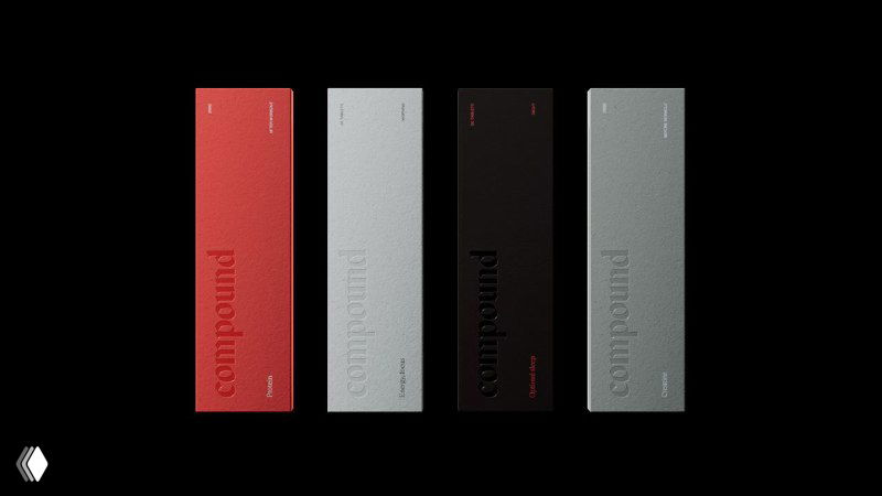 Набор цветных прямоугольных упаковок или буклетов Compound в монохромных и красных вариантах на тёмном фоне — пример бумажной продукции айдентики.