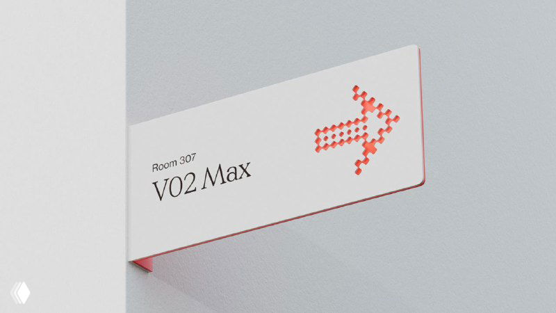 Навигационная табличка с пиксельной стрелкой и надписью V02 Max — элемент визуального языка Compound, отсылающий к данным и показателям физической формы.