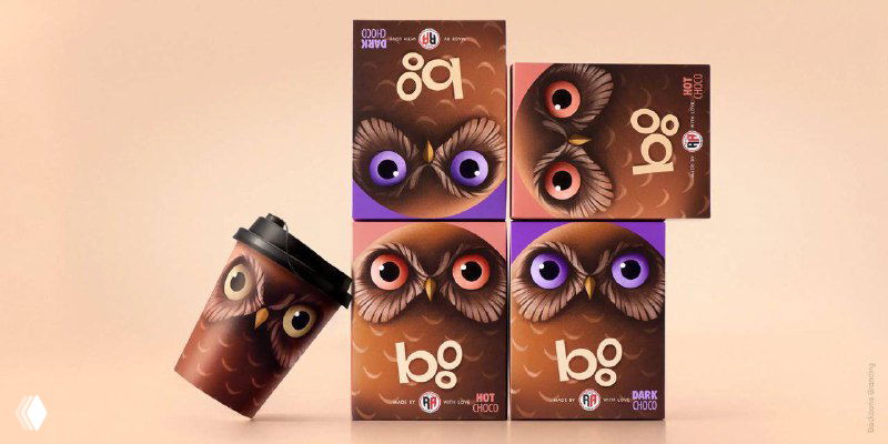 Композиция из коробок и упаковок Boo: несколько коробок с разными вариантами окраса и иллюстрациями сов, показ модульного применения визуальной системы.