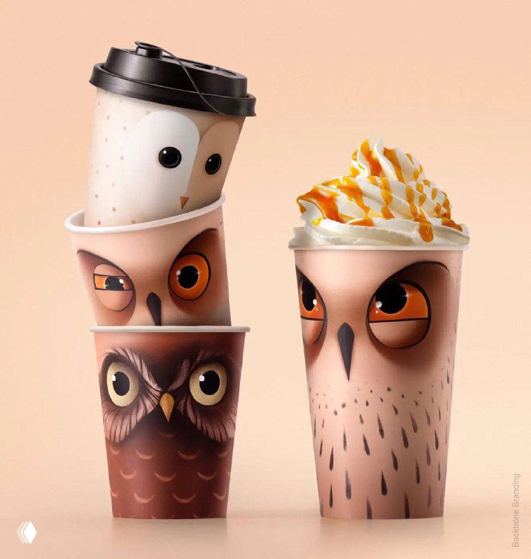 Стеклянные и бумажные стаканчики с иллюстрациями сов, стопка стаканчиков с разными выражениями и декоративными элементами, съёмка продукта в студии.