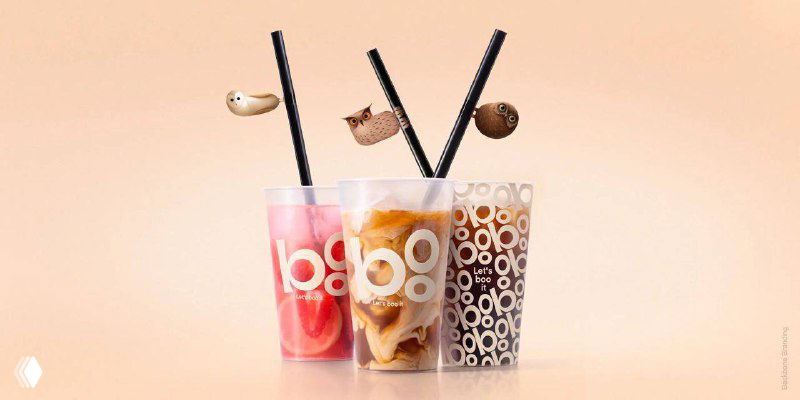 Набор прозрачных стаканов с напитками и вставленными элементами — сочетание иллюстраций сов с однотонными паттернами и логотипом Boo на фоне.