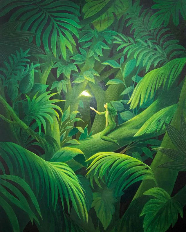 Густая зелёная джунглевая сцена: фигура с фонарём пробирается сквозь высокую листву, свет создаёт интимную, загадочную атмосферу.