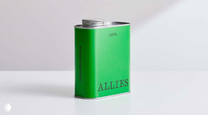 Металлическая зелёная банка Allies на нейтральном фоне — минималистичная упаковка для продуктов бренда с крупным логотипом.
