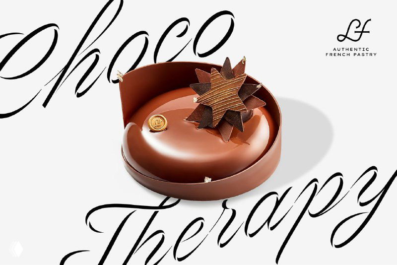 Премиальный шоколадный торт в стильной подаче на белом фоне с логотипом LaFuong — акцент на глянце глазури и декоративных элементах.