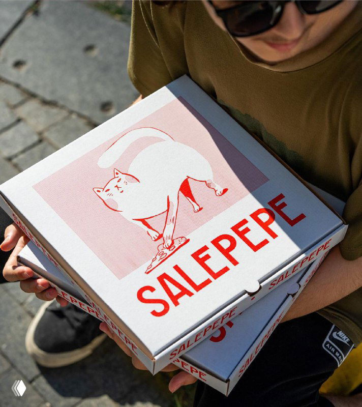 Человек держит стопку коробок для пиццы SALEPEPE с иллюстрацией кота; уличный кадр с солнечными бликами и уличной атмосферой.
