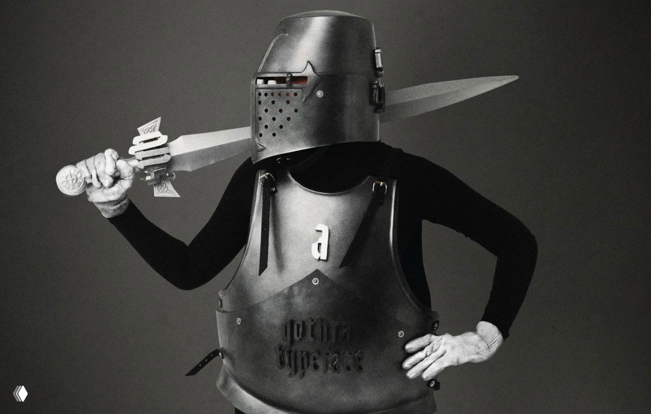 Портрет в рыцарских доспехах с мечом и нагрудником, оформленный в эстетике презентации гарнитуры и фирменных образов проекта GOTHRA.