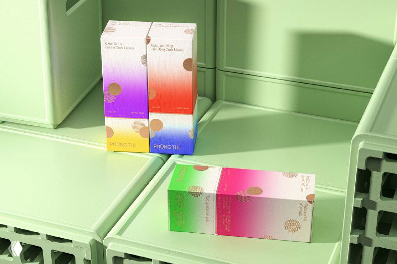 Крупный план нескольких декоративных коробочек с яркими мягкими градиентами (зелёные и розовые тона) на светло-зелёном фоне — внимание к деталям упаковки.