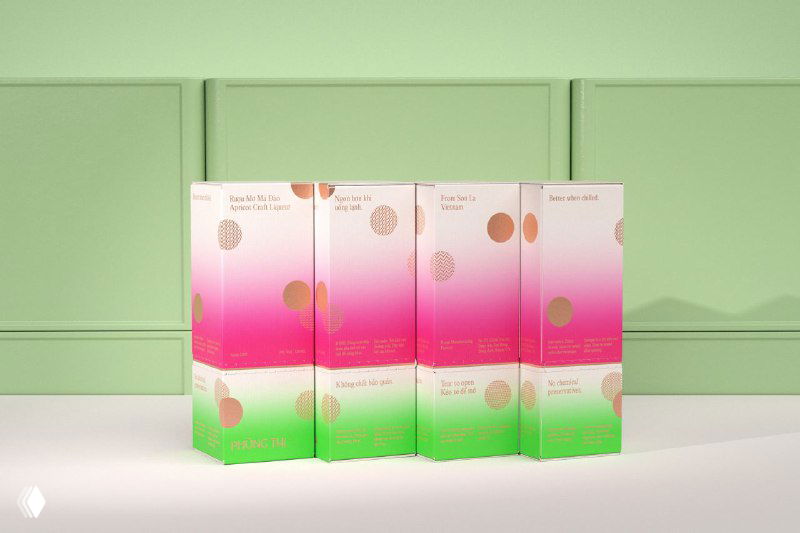 Ряд коробочек Phung Thi выстроен в линию на пастельном фоне, демонстрируя вариации цветовых градиентов и единую визуальную систему упаковки продукта.