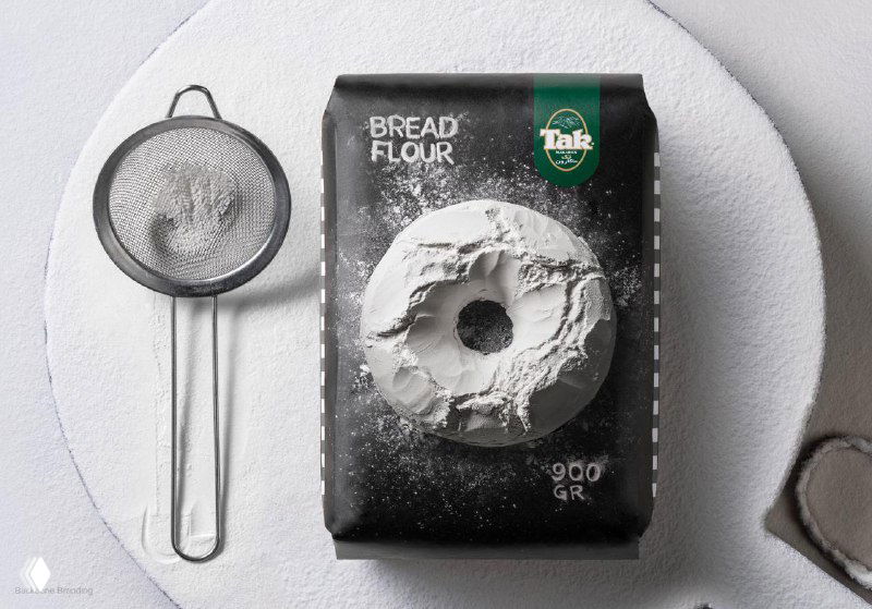 Пакет муки Tak с изображением бублика, рядом кухонное сито; композиция и фактура муки для упаковочного дизайна от Backbone Branding.