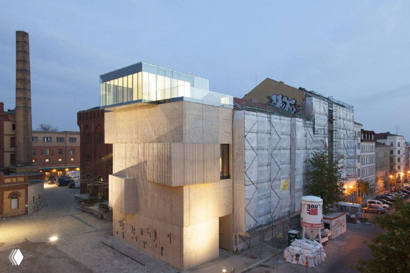 Кубический современный корпус с разнородными текстурами и ночной подсветкой; городской музейный комплекс в промзоне с реконструкцией фасада.