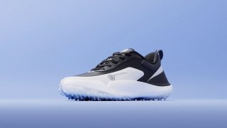 Крупный студийный кадр кроссовка G/FORE G/18 на пастельно-голубом фоне; видно форму и подошву — акцент на дизайне.