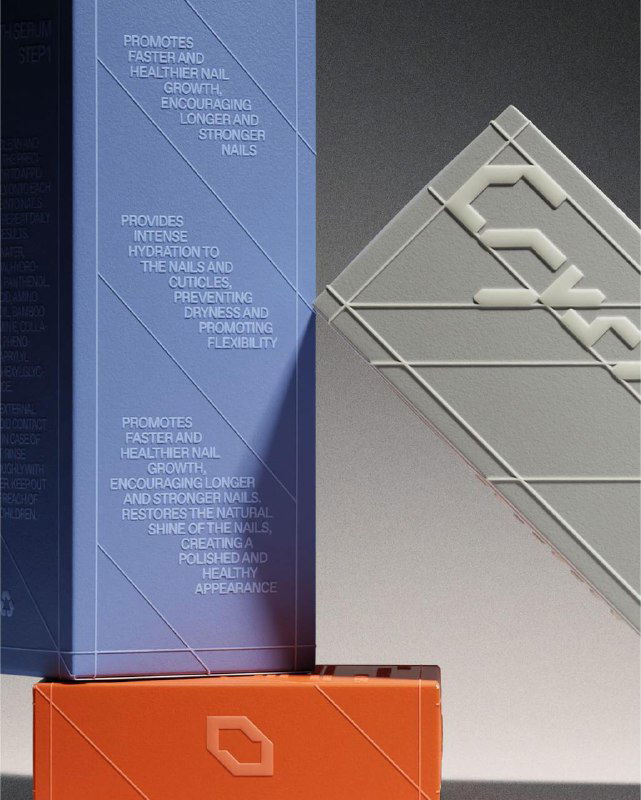 Крупный план коробки и текстурной штриховки на поверхности упаковки — видны линии, тиснение и архитектура графики.