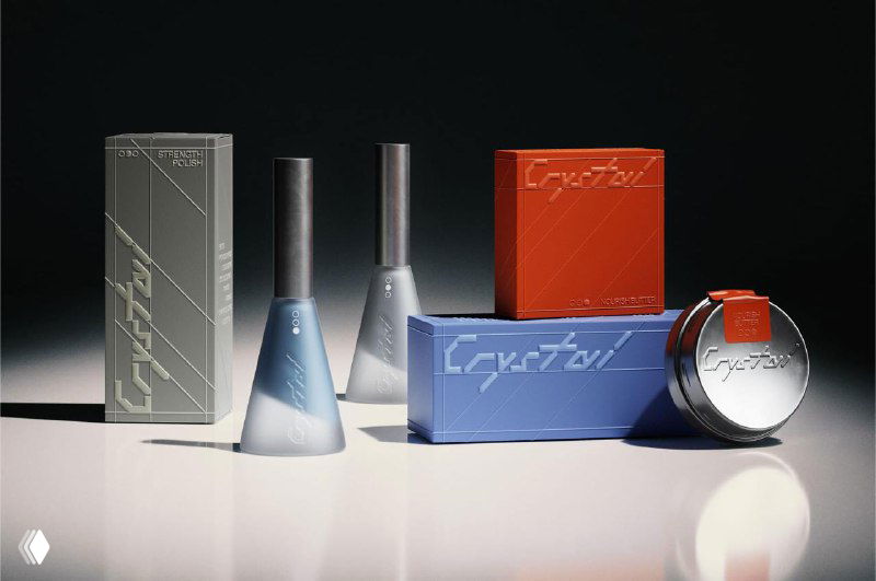 Набор упаковок Crystal: боксы, флаконы и металлическая банка собраны вместе, демонстрируя цветовые сочетания и материалы.