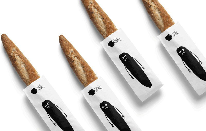 Ряд багетов, упакованных в белые бумажные держатели с монохромными иллюстрациями маскотов — визуализация повторяющегося паттерна упаковки.