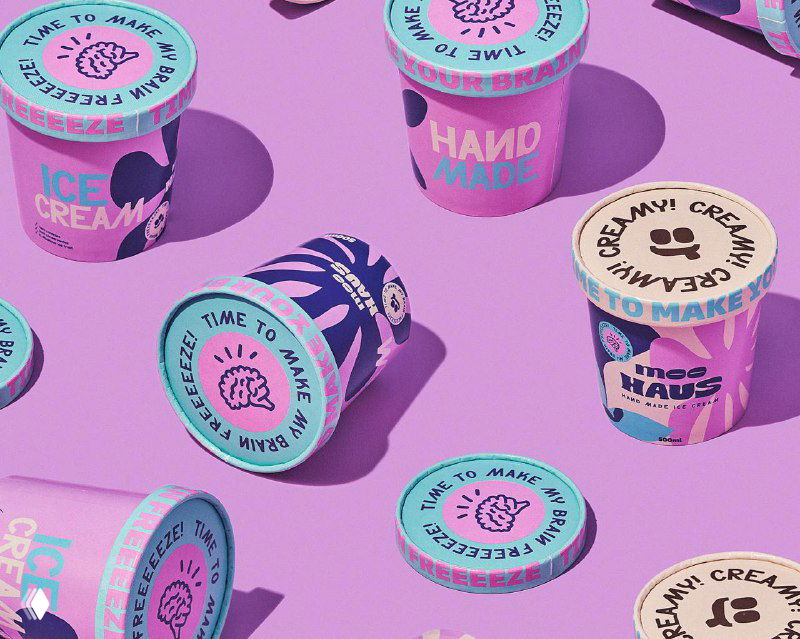 Расположенные в ряд баночки и крышки мороженого Moohaus на однотонном фоне; вид сверху, повторяющиеся узоры и цветовые акценты упаковки.