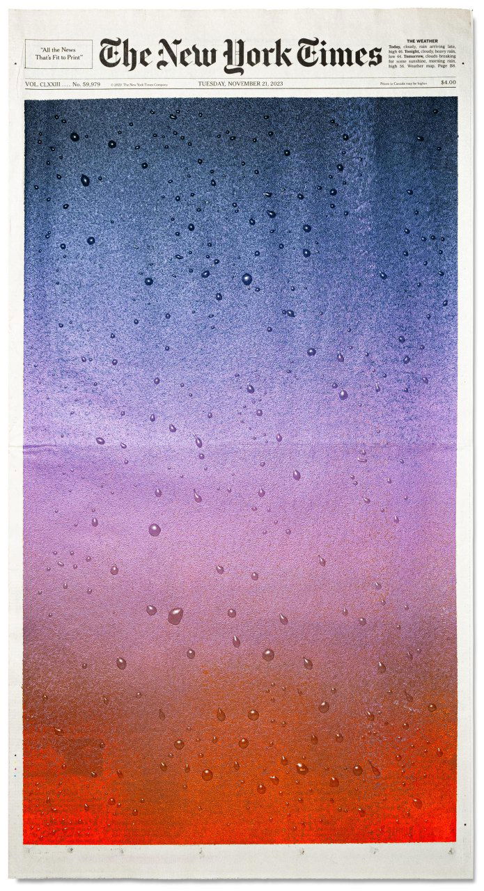 Контрастная акриловая композиция на странице газеты — глубокие синие и фиолетовые тона с мелкими каплями, эффект влажного стекла.