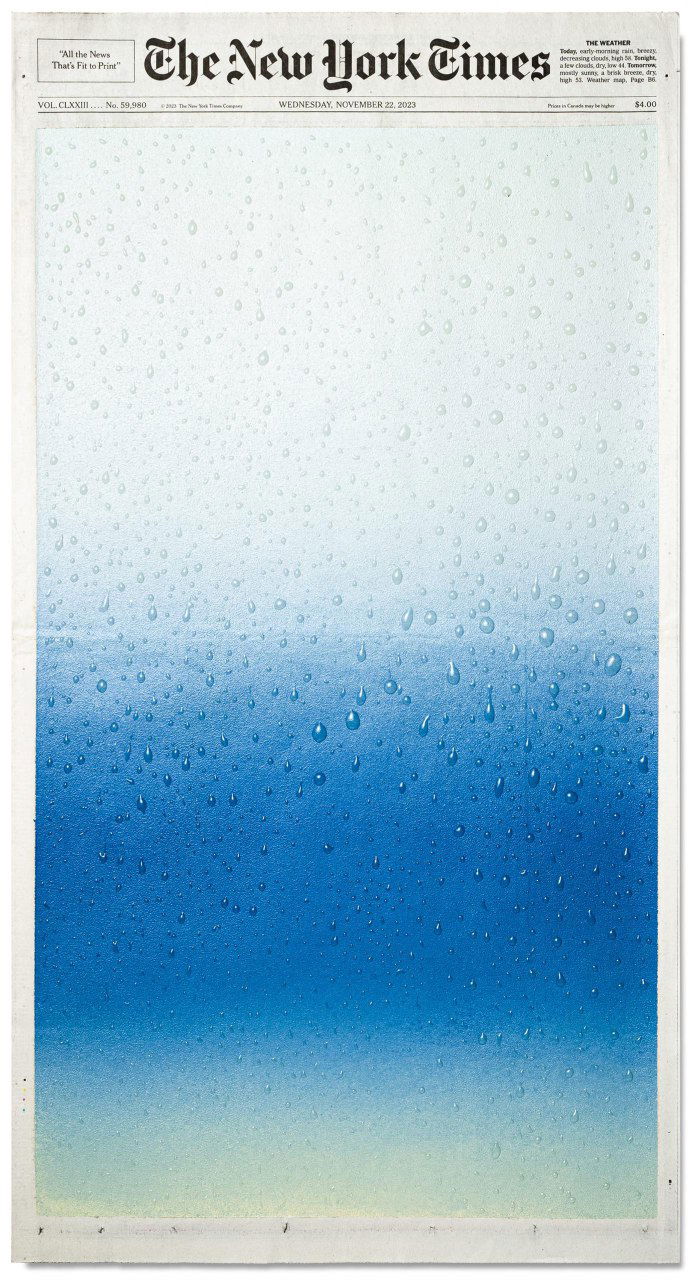 Полосa NYT с ярким синим градиентом внизу и множеством мелких капель по всей поверхности, акриловая текстура заметна на бумаге.