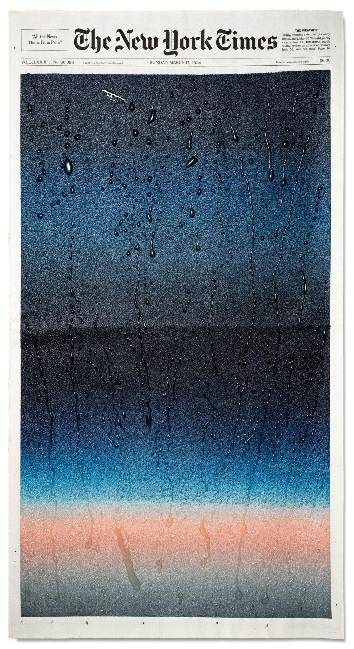 Тёмно-синяя акриловая композиция на газетной полосе, сверху — светлые и тёмные пятна, рядом видны капли дождя и блеск лаковой поверхности.