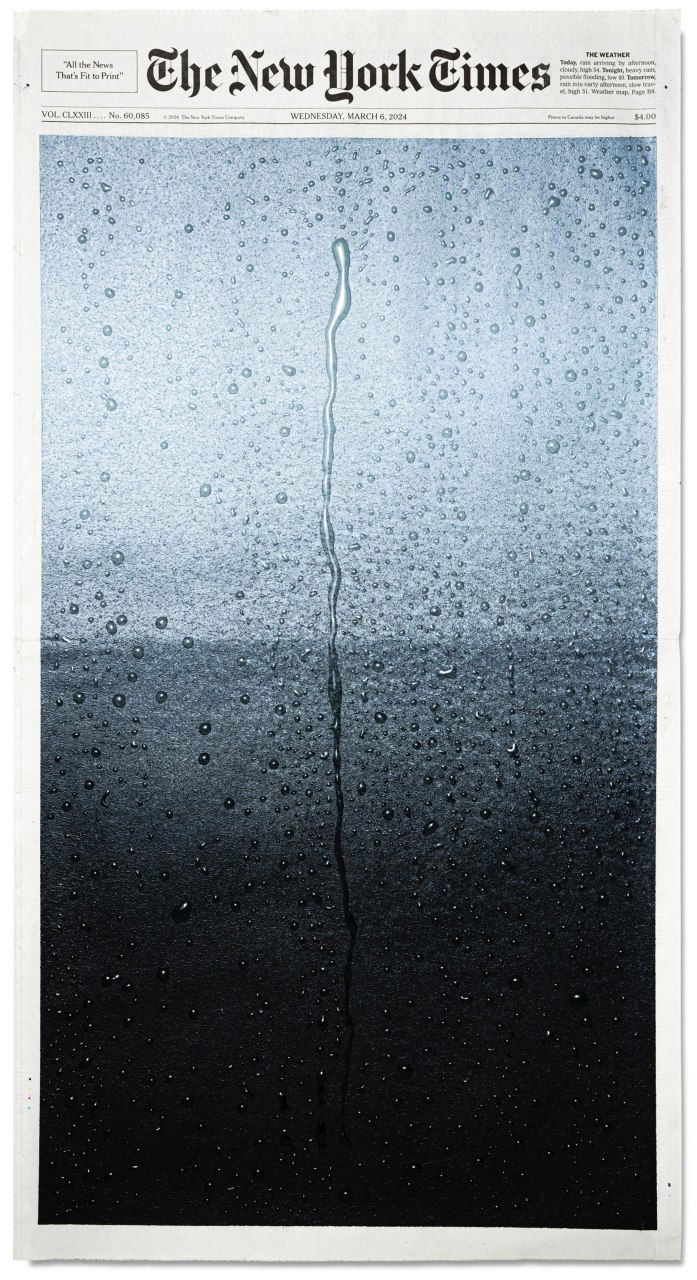 Вертикальная полоса газеты с сильно контрастным чёрно-серым градиентом и длинными следами воды, акрил создаёт глубину и текстуру дождевой поверхности.