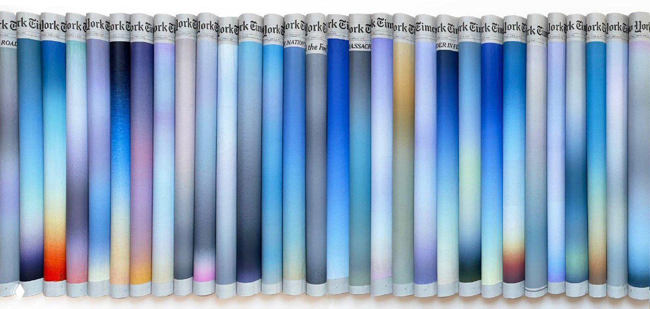 Ряд свернутых полос The New York Times, разложенных по горизонтали; на каждой виден акриловый градиент и разная интенсивность капель дождя как серия миниатюр.