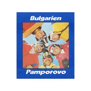 Туристический буклет Pamporovo с фотографией улыбающихся людей и крупной рамкой на синем фоне — пример туристического промоарт-дизайна.