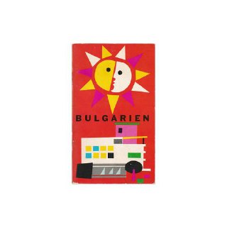 Обложка красного буклета с символическим солнцем и архитектурной миниатюрой, сочетание яркой палитры и декоративной типографики в туристике.