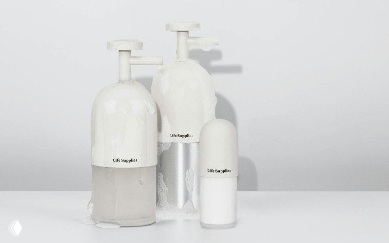 Белые и полупрозрачные флаконы Life Supplies на белом фоне: строгие геометрические формы и минимальная маркировка продукции.