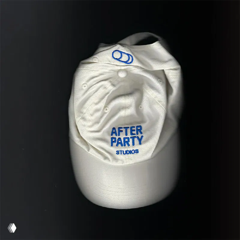 Белая кепка с надписью AFTER PARTY STUDIOS на чёрном фоне — предметный кадр в подборке оформления и фирменных аксессуаров рядом с основным мерчем.