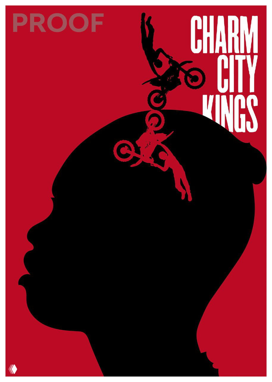 Плакат с крупной чёрной силуэтной головой на красном фоне и белыми заголовочными буквами, композиция с сильным контрастом цвета и формы.